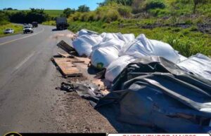 Carreta cai na canaleta e derruba carga de adubo no km 27 da BR 153 em Jacarezinho.