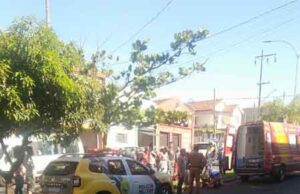 Motociclista de 19 anos fica gravemente ferido e é transferido de helicóptero após sofrer queda de moto em Jacarezinho.