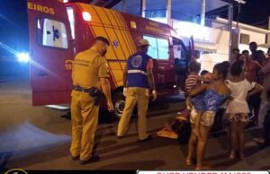 Jovem fica ferida ao se envolver em acidente entre carro e Biz na Vila São Pedro.