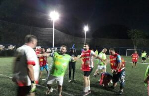 Jogo das estrelas atraiu uma multidão na arena Valter Araújo em Jacarezinho e arrecadou meia tonelada de alimentos.