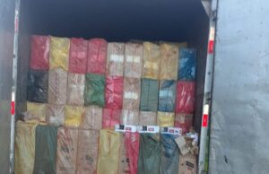 Polícia Rodoviária Estadual apreende caminhão carregado com cigarros do Paraguai.
