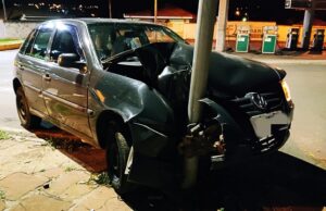 Motorista fica ferida após perder o controle da direção e bater em placa na Vila Setti em Jacarezinho.