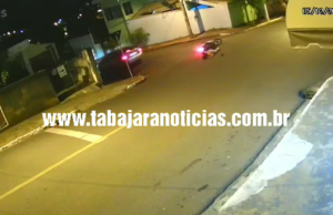 Câmeras de vigilância flagram acidente entre moto e carro na Vila São Pedro.