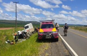 Mãe e filho de Ibaiti morrem em batida envolvendo caminhão de Jacarezinho e carro, em Piraí do Sul.