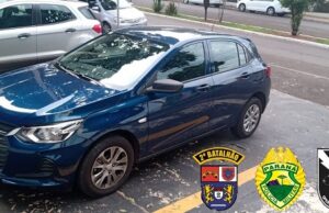 Indivíduos tentam vender rodas de carro furtado em borracharia e são presos pela PM em Jacarezinho.