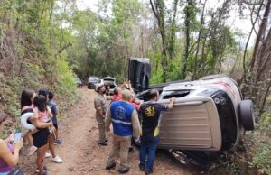 Ecosport ‘capota’ na estrada do Morro do Bim em Santo Antônio da Platina.