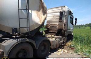 Acidente entre duas carretas e um caminhão quase vira tragédia no km 33 da BR 153.