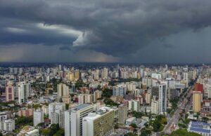 Após dias de 41° C e recordes de calor, frente fria traz tempo mais ameno e chuvas ao Paraná.