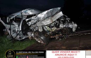 Acidente deixa carro destruído e uma pessoa gravemente ferida no km 10 da BR 153 em Jacarezinho.