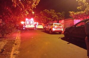 Idosa e rapaz são esfaqueados após briga na Vila Silas em Jacarezinho.