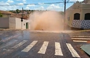 Rede de água estoura pela segunda vez em menos de uma semana no centro de Jacarezinho.