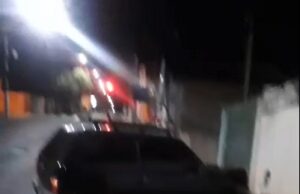 Motorista perde controle, bate em muro e abandona carro na Vila Sett em Jacarezinho.