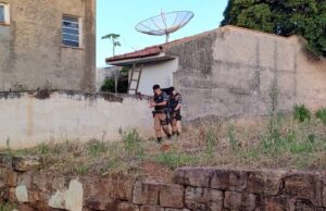 Policia militar evita furto e prende um dos bandidos no centro de Jacarezinho.