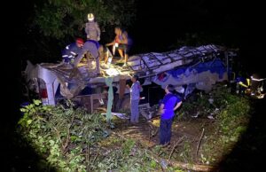 “Atualizada” Tragédia ônibus com trabalhadores cai em ribanceira e deixa ao menos 10 mortos e 21 feridos na PR 090.