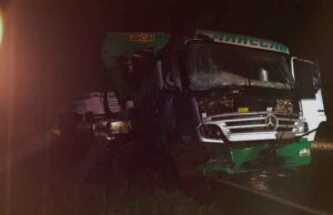 Colisão frontal entre caminhão e carreta interdita parte da BR 153 entre Jacarezinho e Ourinhos.