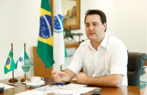 Governador sanciona lei que flexibiliza uso de máscaras; decreto libera uso em espaços abertos.