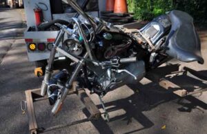 Motocicleta Harley-Davidson colide com carreta e deixa motociclista ferido na BR 153.