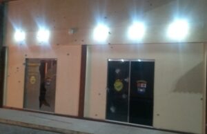 Criminosos fecham acessos de Guarapuava durante tentativa de assalto, fazem moradores reféns e deixam 2 policiais feridos.