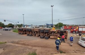Câmera registra tombamento de carreta em Santo Antônio da Platina.