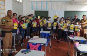 Policia Militar e Detran de Ribeirão Claro realizam ação Maio Amarelo com alunos de escola municipal.