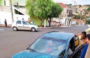 Câmera flagra acidente na Vila São Pedro em Jacarezinho, frente do carro ficou destruída.