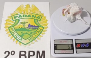 Empinou motocicleta mas foi flagrado pela PM que encontrou com ele buchas de Maconha.