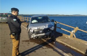 Carro atinge estrutura de proteção e por pouco não cai em rio.