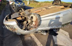 Motorista e passageiro saem ilesos de capotamento na BR 153.