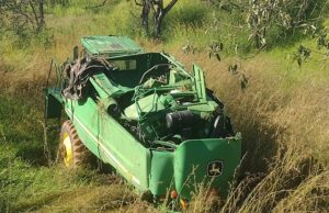 Maquina se solta e cai de caminhão na BR 153 em Jacarezinho.