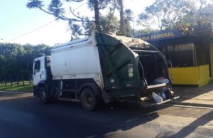 PRF apreende caminhões da coleta de lixo de Santo Antônio da Platina, veículos estavam com queixa de furto.