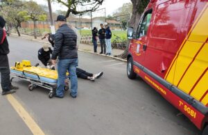 Ciclista sofre queda e é socorrido pelos Bombeiros no centro de jacarezinho.