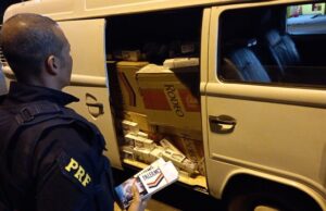 PRF apreende Kombi completamente carregado de cigarros contrabandeados em Guapirama.