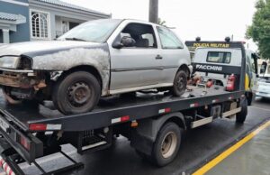 Carro furtado em Londrina é recuperado pela Policia Militar em oficina em Cambara.