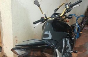 Policia Militar recupera moto furtada em loja de peças e serviços em Cambara.