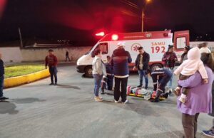 Motociclista fica ferido em acidente entre carro e moto na Vila Setti em Jacarezinho.