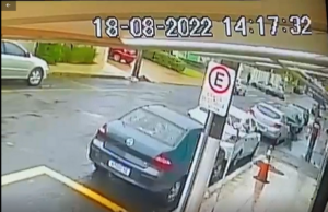 Câmera de segurança flagra acidente entre moto e carro no centro de Jacarezinho.