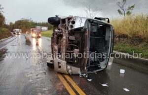Micro ônibus da Secretaria de Saúde de Santo Antônio da Platina tomba na BR 153 em Jacarezinho.