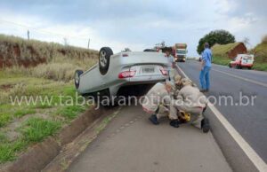 Motorista sai ilesa de capotamento na BR 153 em Jacarezinho.