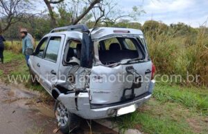 Motorista fica ferido após carro derrapar na pista e bater contra arvore na BR 153.