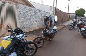 Equipe ROCAM realiza operação de transito, fiscaliza motos e condutores em Cambará.