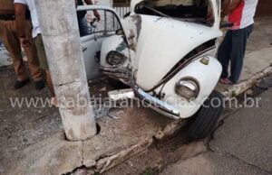 Fusca bate contra poste de iluminação e mobiliza várias equipes de socorro em Jacarezinho.
