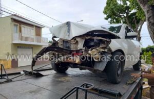 Motorista fica ferido após colidir carro contra árvore no centro de Jacarezinho.