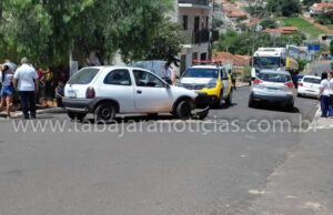 Câmera de segurança flagra acidente entre moto e carro na Vila São Pedro em Jacarezinho.