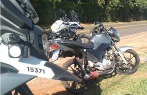 Equipe ROCAM apreende motocicleta com escapamento barulhento em Santo Antônio.