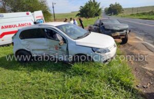 Acidente entre Saveiro e Gol deixa motorista ferido em frente a Usina Jacarezinho.