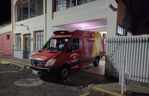 Cachorro provoca acidente de moto no centro de Jacarezinho, motociclista ficou ferido.