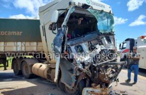 Acidente entre duas carretas interdita BR 153 em Jacarezinho.