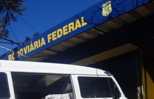 PRF apreende Kombi carregada de cigarros contrabandeados em Santo Antônio da Platina.