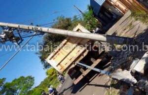 Caminhão da Prefeitura colide contra poste em Jacarezinho.