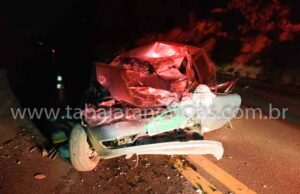 Motorista invade contra mão, bate de frente com ônibus e morre na hora na PR 092.